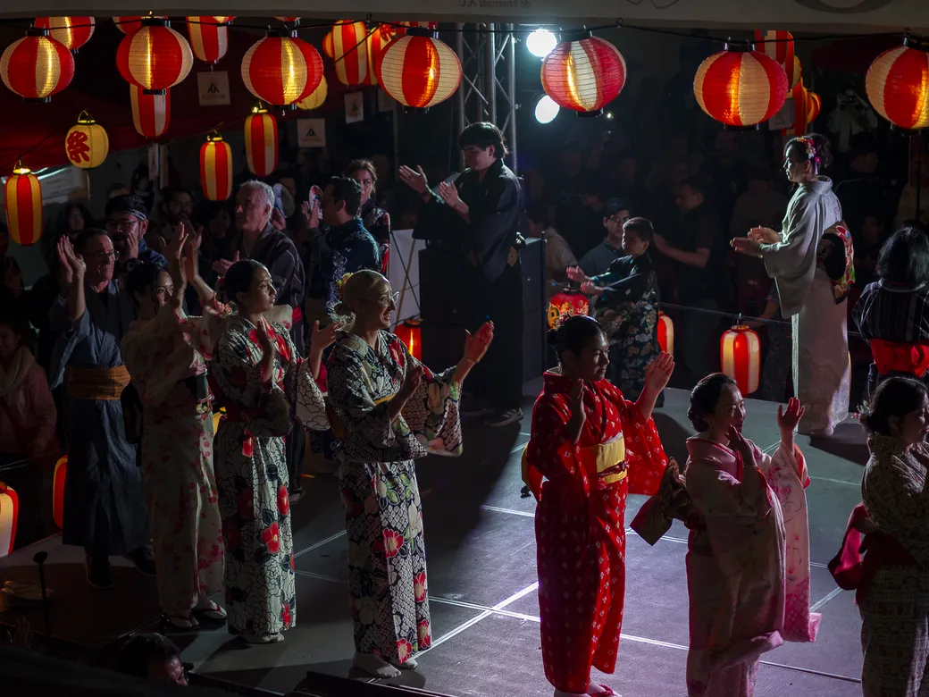 Bon odori: el público baila en círculo al cierre del Obon 2025