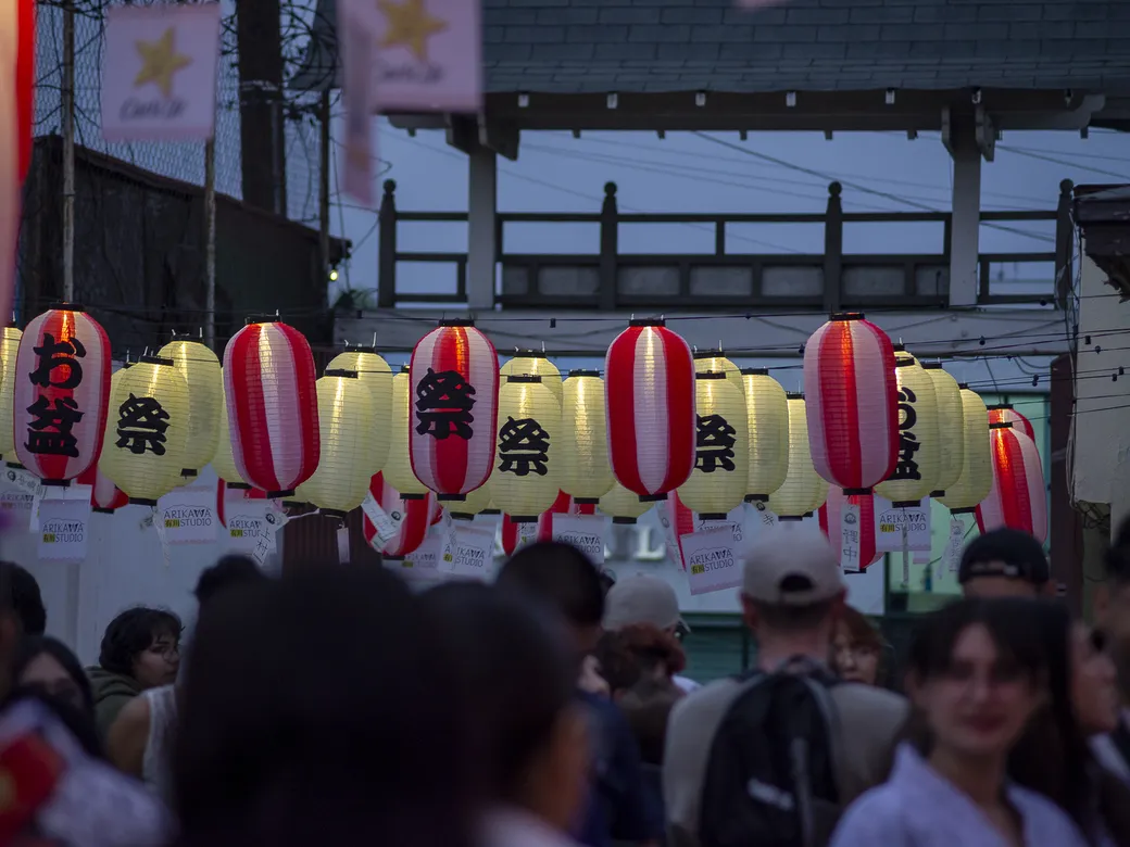 Faroles rojos y blancos sobre el patio al anochecer, Obon 2025