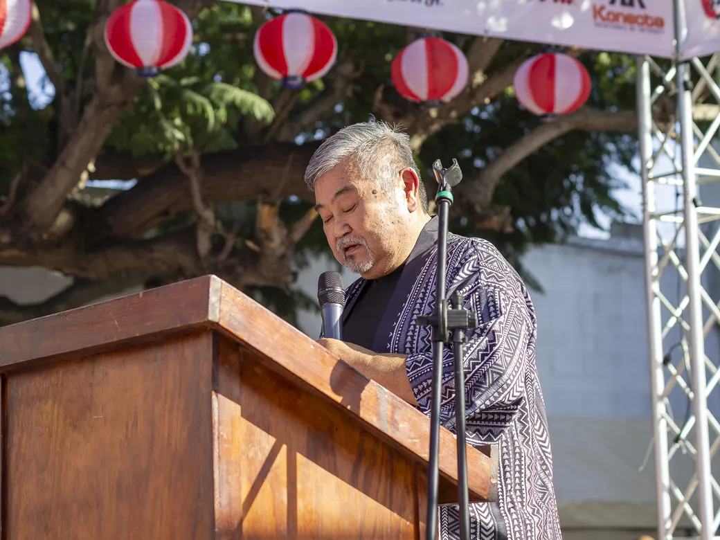Mensaje desde el podio en el patio de la sede durante el Obon Matsuri 2025