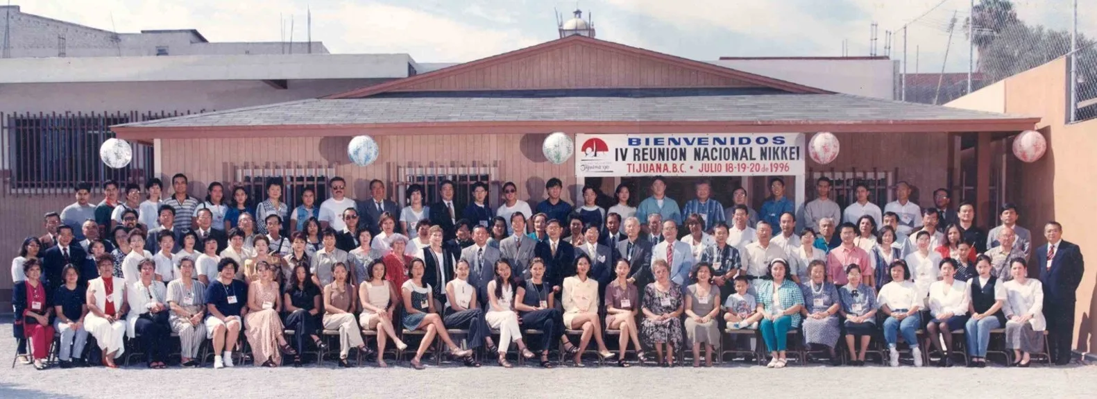 Participantes de la IV Reunión Nacional Nikkei frente a la sede de Tijuana, julio de 1996