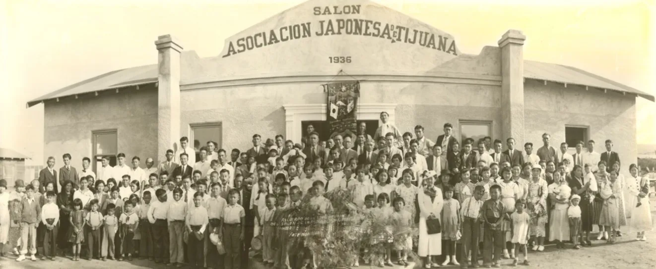 La comunidad japonesa frente al salón de la Asociación en 1936